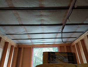 Zateplení stropu dřevostavby pomocí foukané izolace